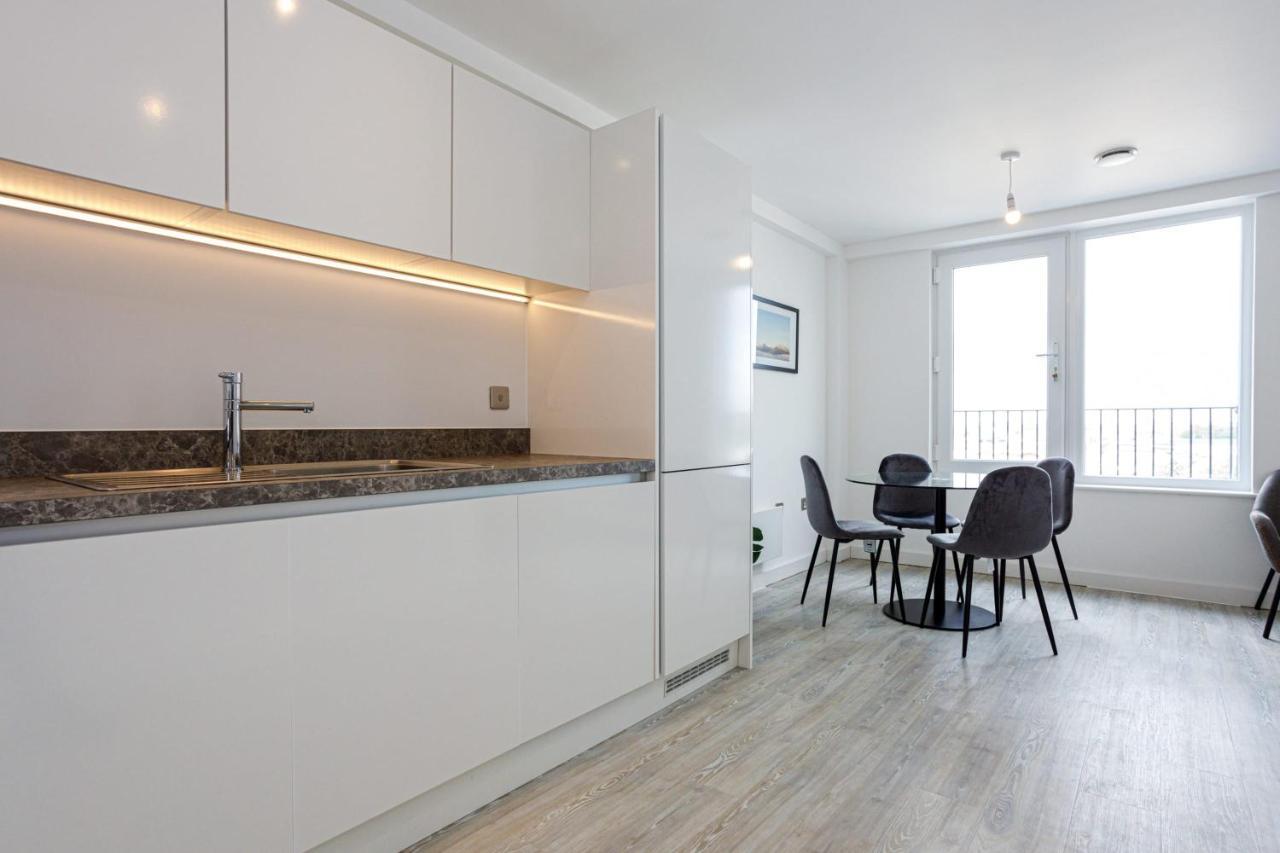 Contemporary 2 Bedroom Duplex In Salford Manchester Bagian luar foto