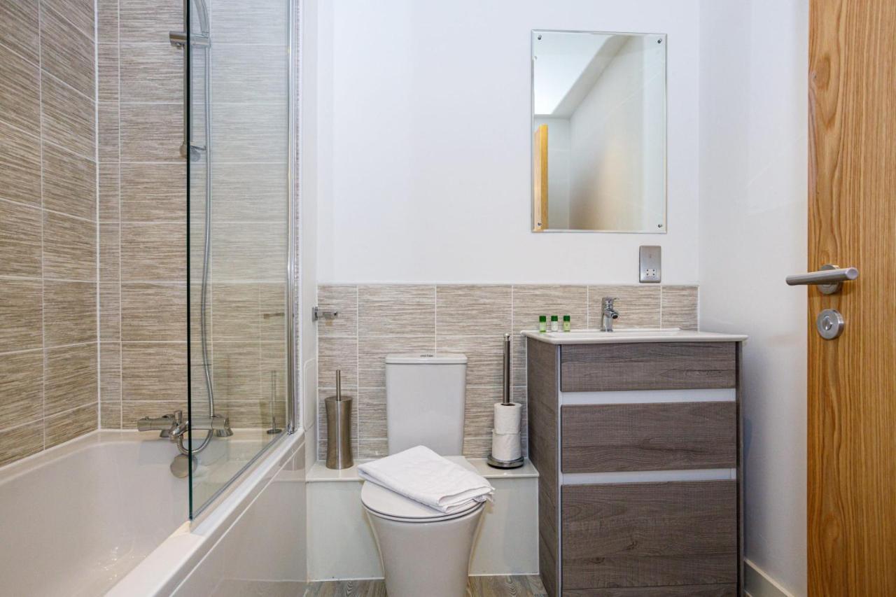 Contemporary 2 Bedroom Duplex In Salford Manchester Bagian luar foto